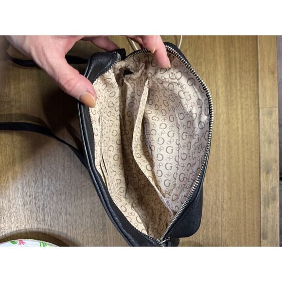 Vintage GUESS Black Leather Crossbody Bag Purse Messenger Silver Tone Hardware - Picture 9 of 10